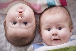 Малыши-близнецы