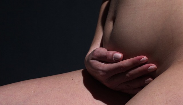 Почему болит анальное отверстие после родов?