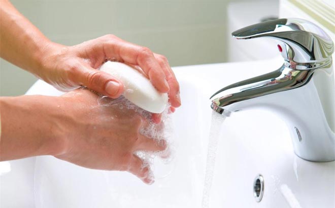 мыть руки с мылом