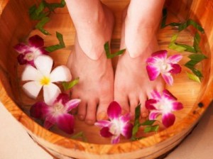 Как приготовить ванночки для снятия усталости ног?