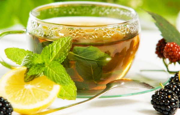 чай с добавлением ромашки, мяты или мелиссы