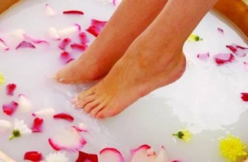 Как приготовить ванночки для снятия усталости ног?